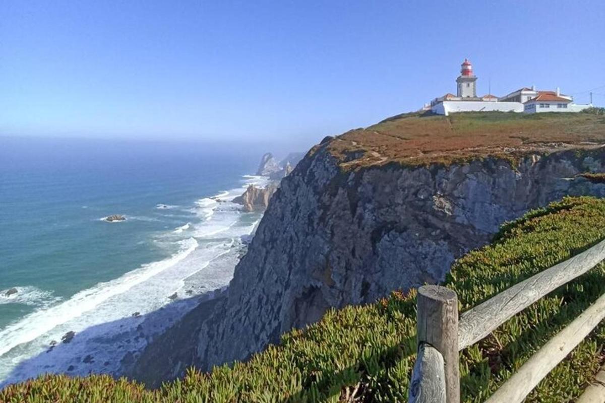 un faro in cima a una scogliera vicino all'oceano