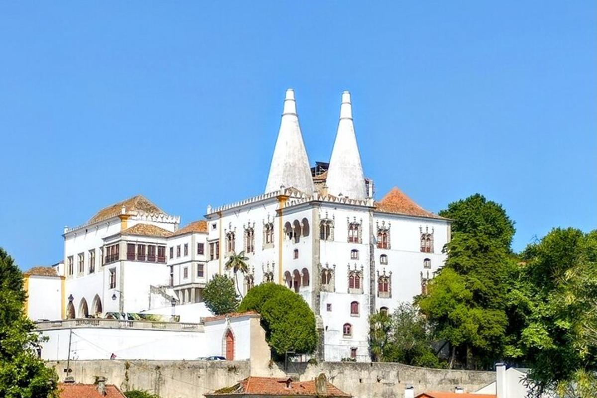 un grande edificio bianco con due torri su una collina