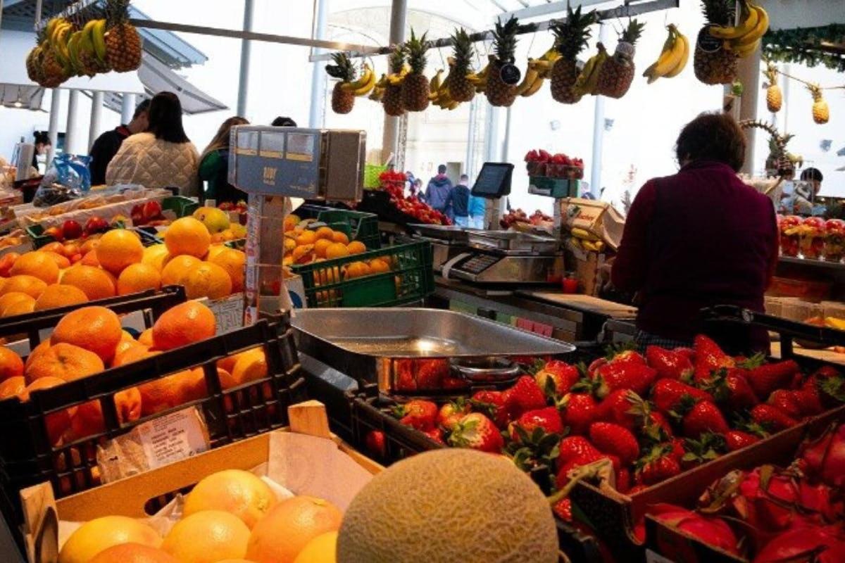 μια αγορά με πολλά φρούτα και λαχανικά σε κουτιά