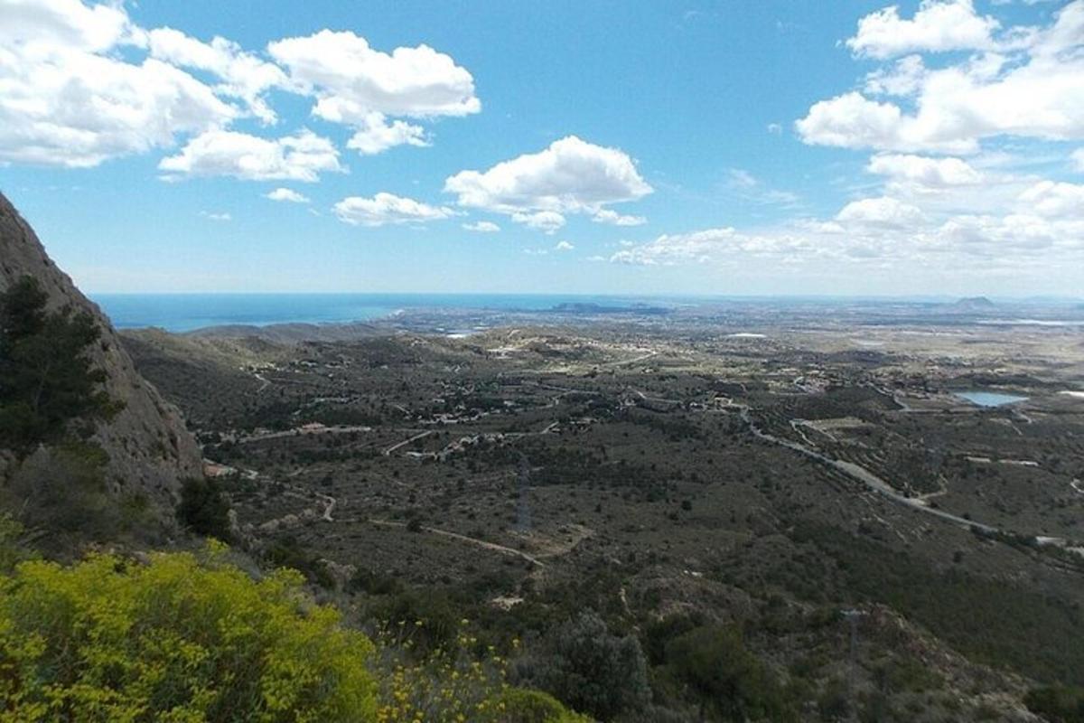 uma vista de uma cidade de uma montanha