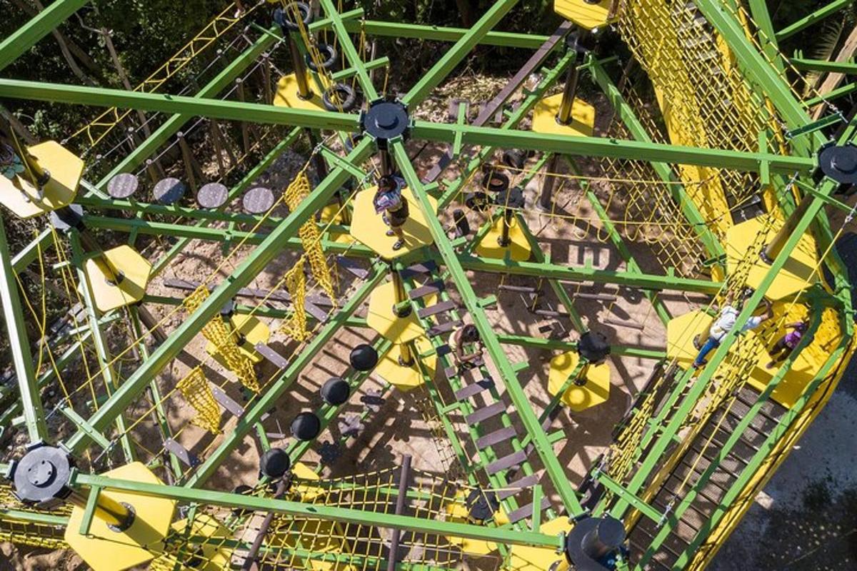вид зверху на карнавальну атракціон