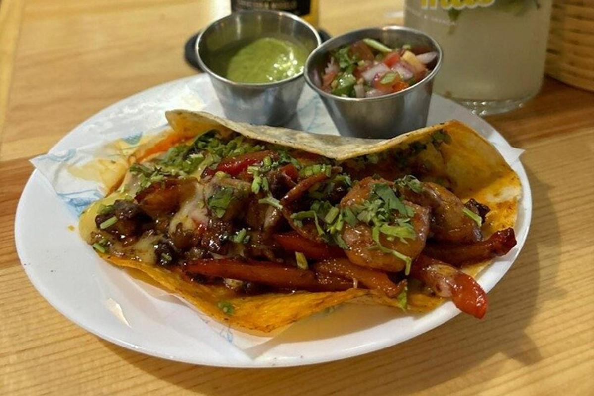 un plat de menjar amb salsitxes i verdures a la taula