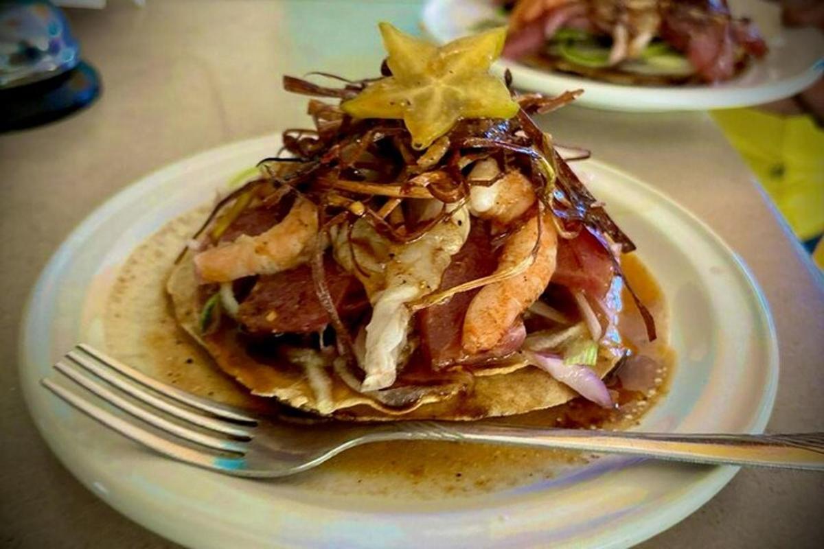 un entrepà en un plat amb una forquilla a la taula