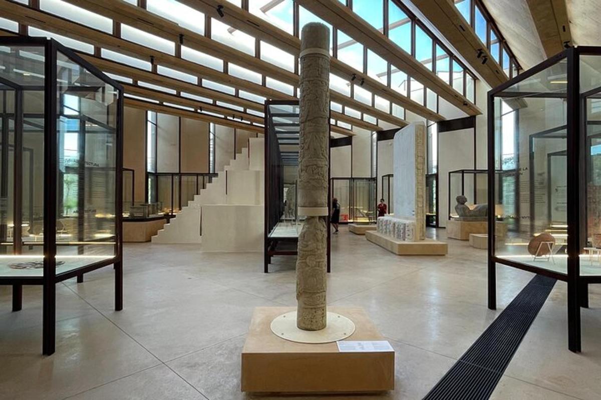 muuseum, mille keskel on palmipuu