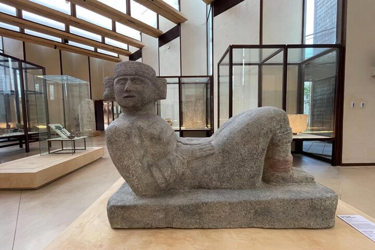 una statua di una persona in un museo