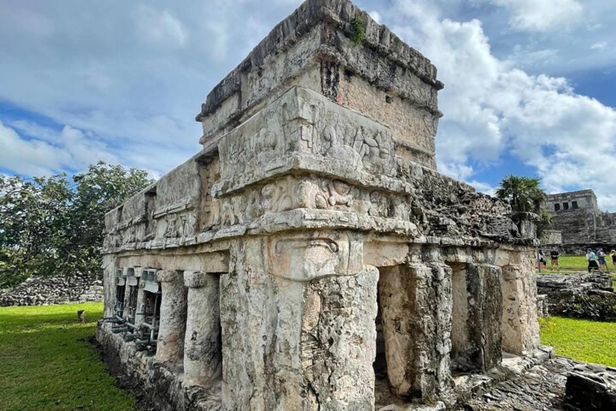 antiche rovine di un edificio in un campo