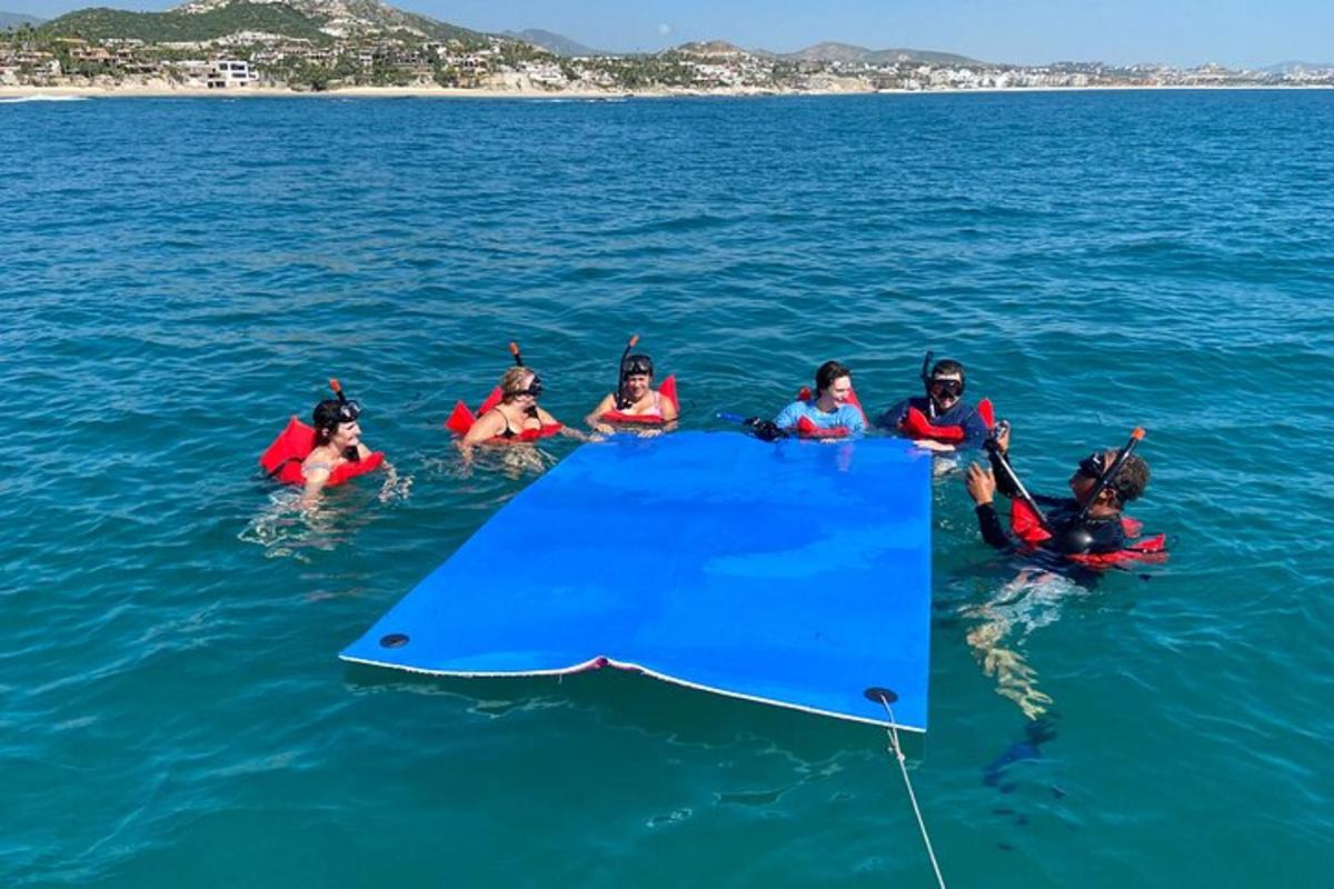 een groep mensen in het water op een paddleboard
