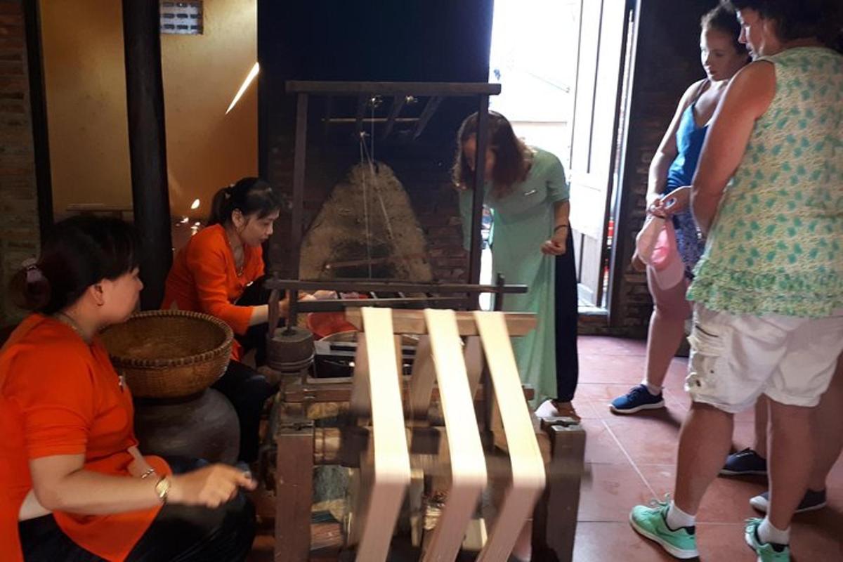 grupp inimesi, kes seisavad toas pliidi ümber