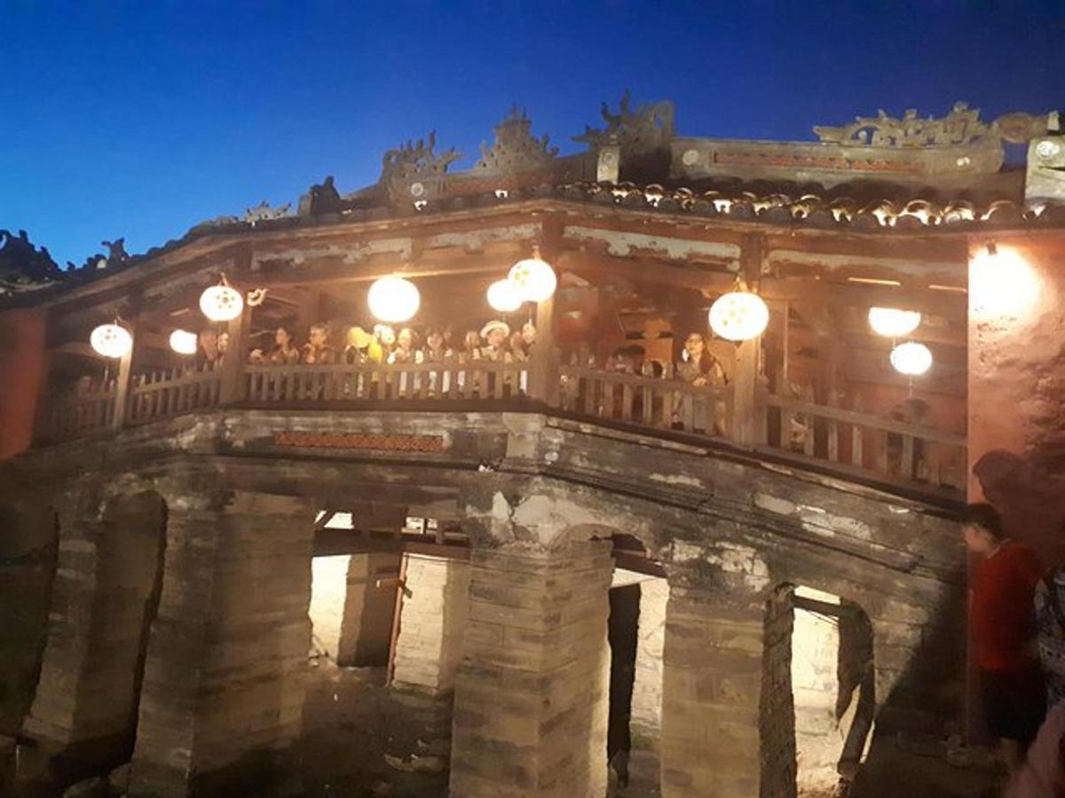 akmeninis tiltas su apšvietimu naktį