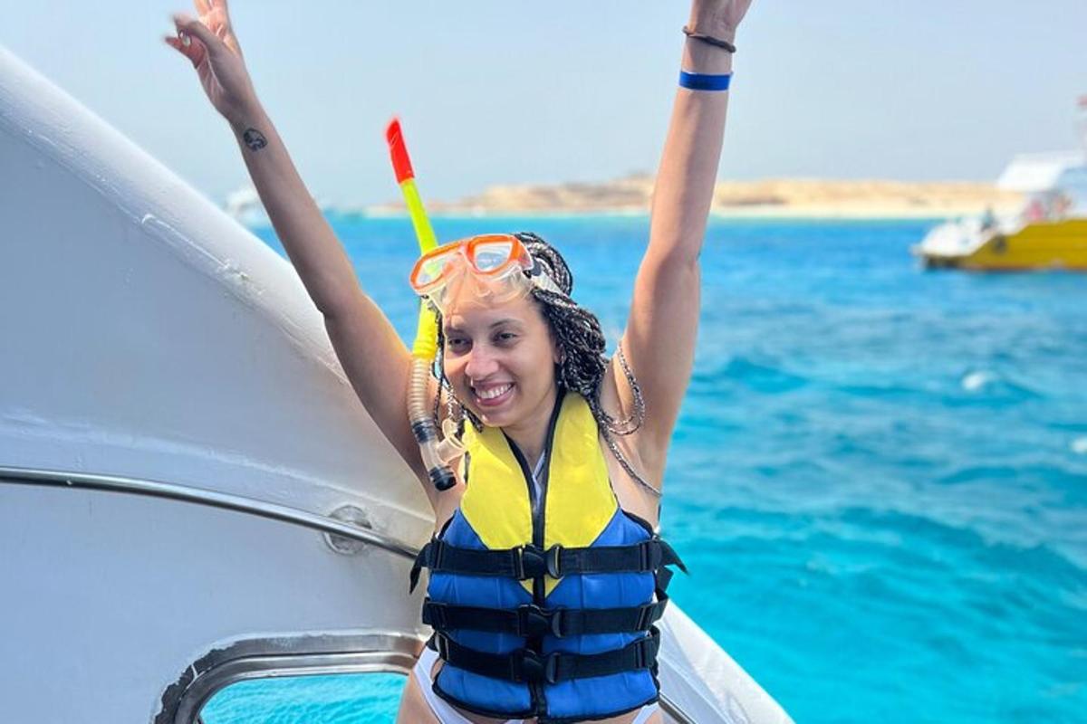 Dívka v záchranné vestě je na lodi ve vodě