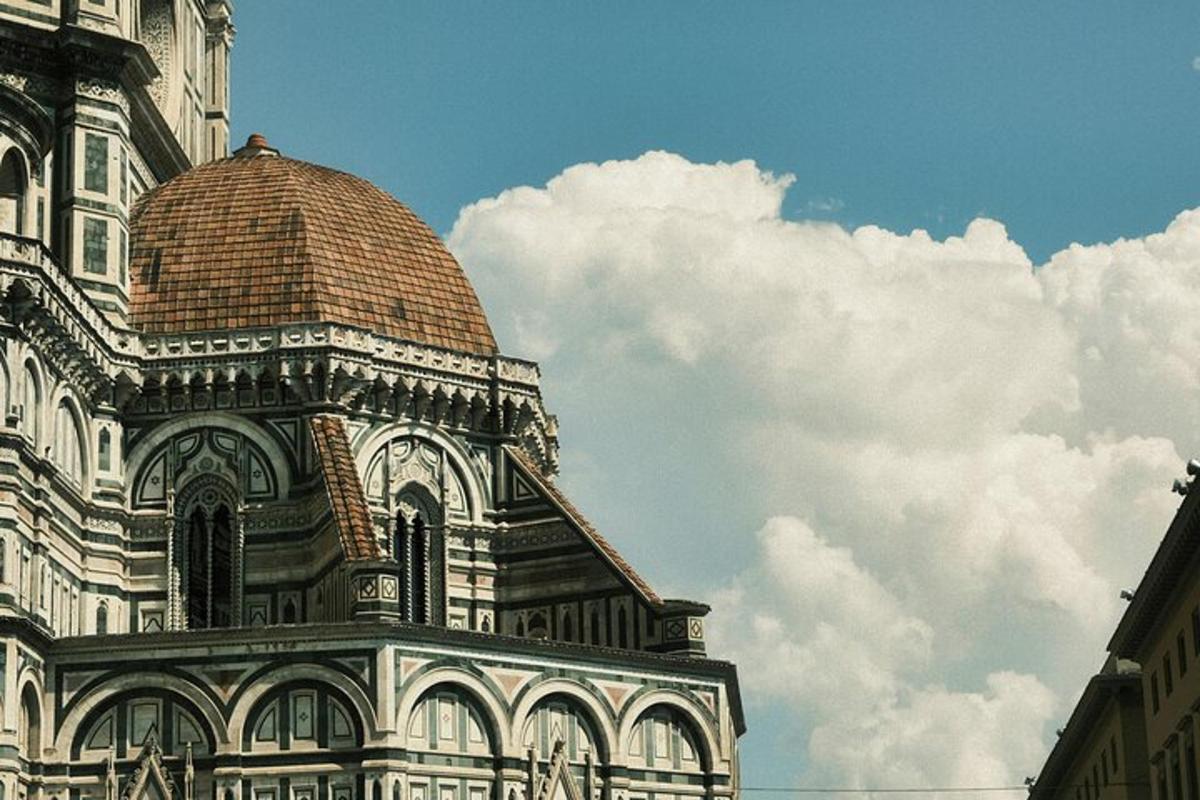 un edificio con una cupola in cima