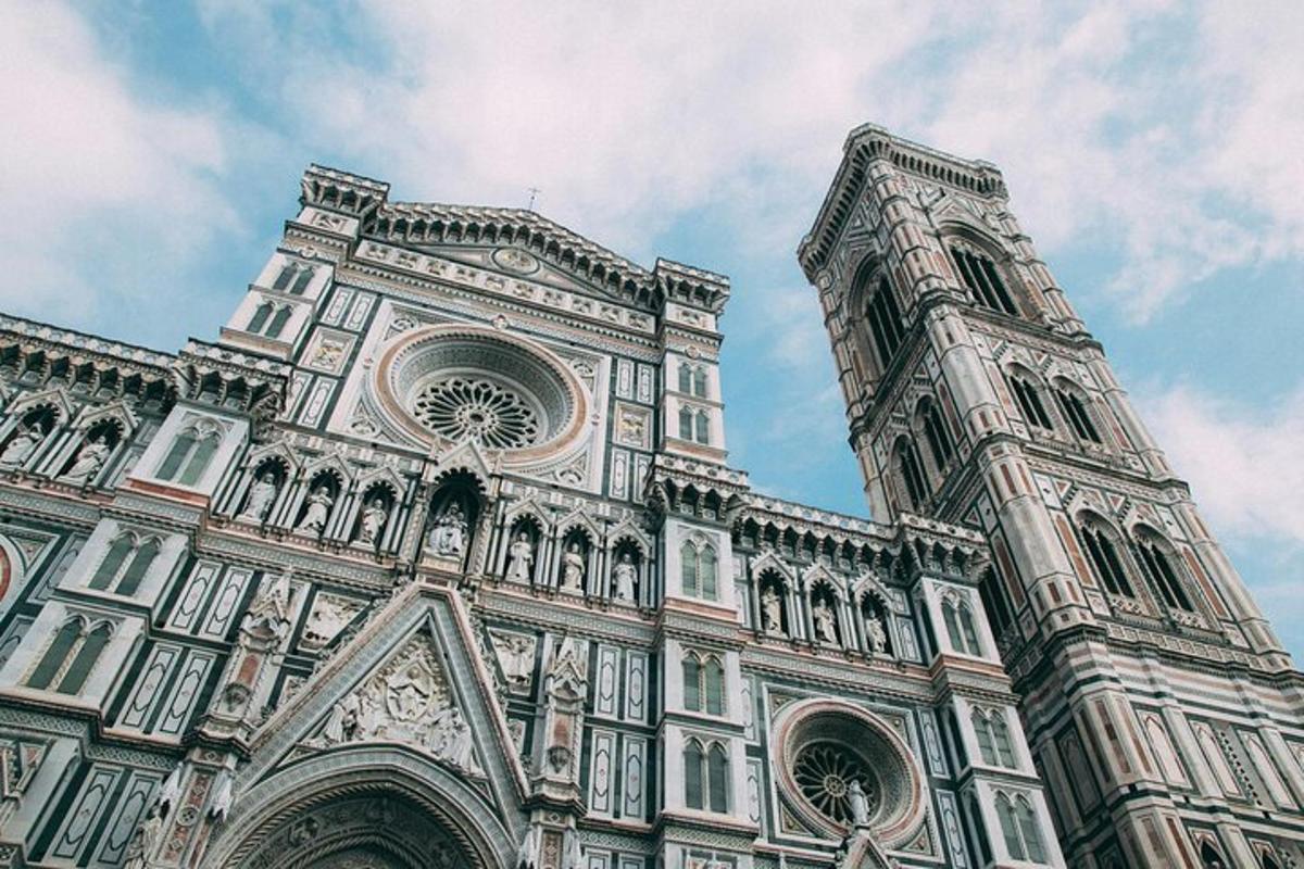 un grande edificio con due torri e un cielo