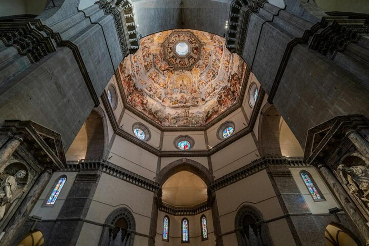 un soffitto di un edificio con un lampadario