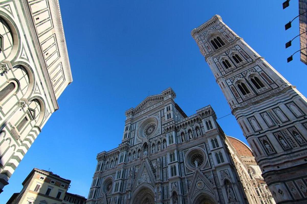 un grande edificio con una torre dell'orologio in cima