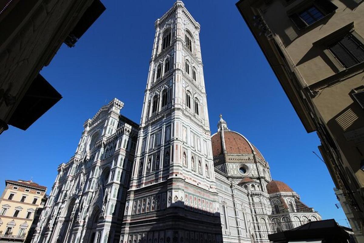 un gran edifici amb una torre alta a sobre