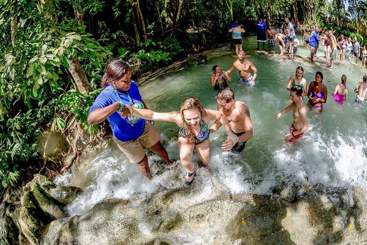 sekumpulan orang di dalam air di sungai