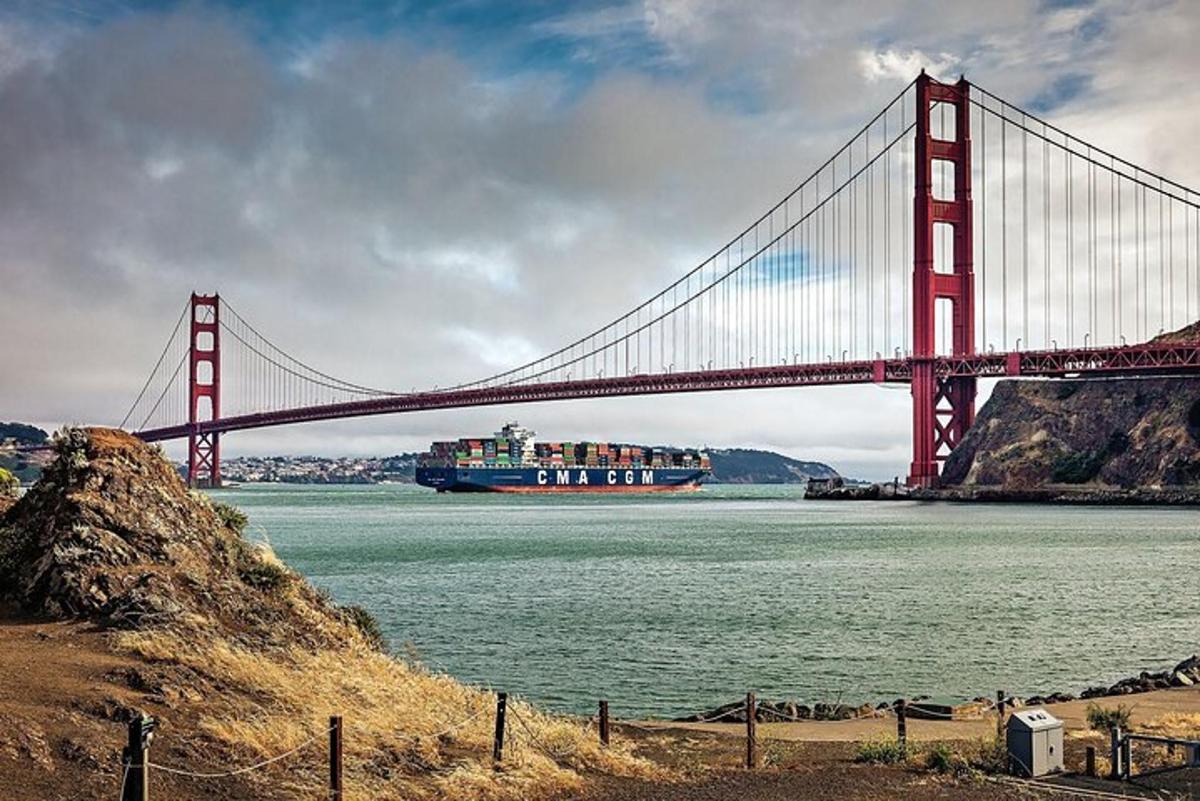 Un puente sobre el agua con un barco debajo.