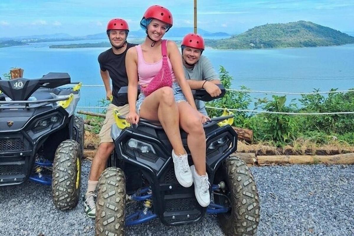 ATVの後ろに座っている3人のグループ