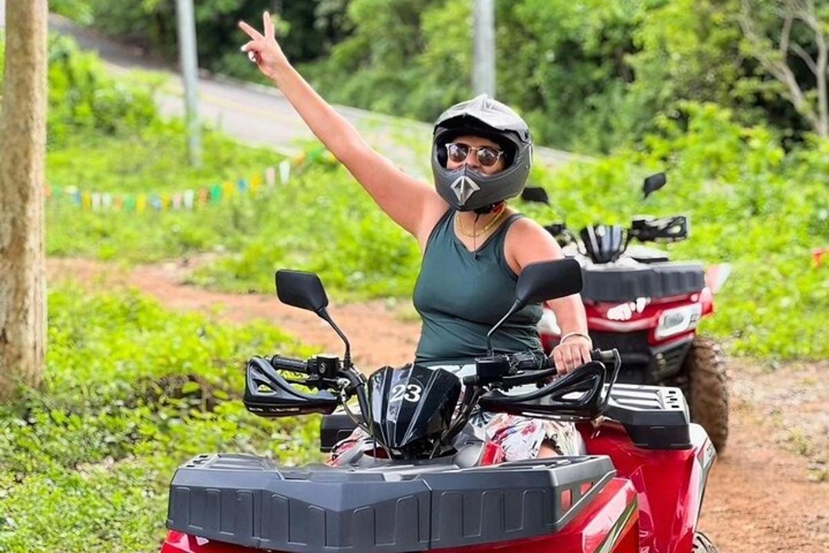 未舗装道路でバイクに乗る女性