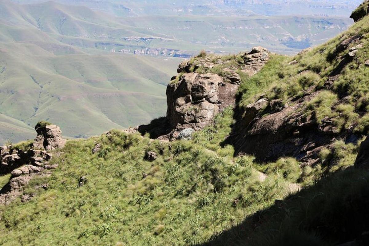 una vista di una montagna con erba e rocce