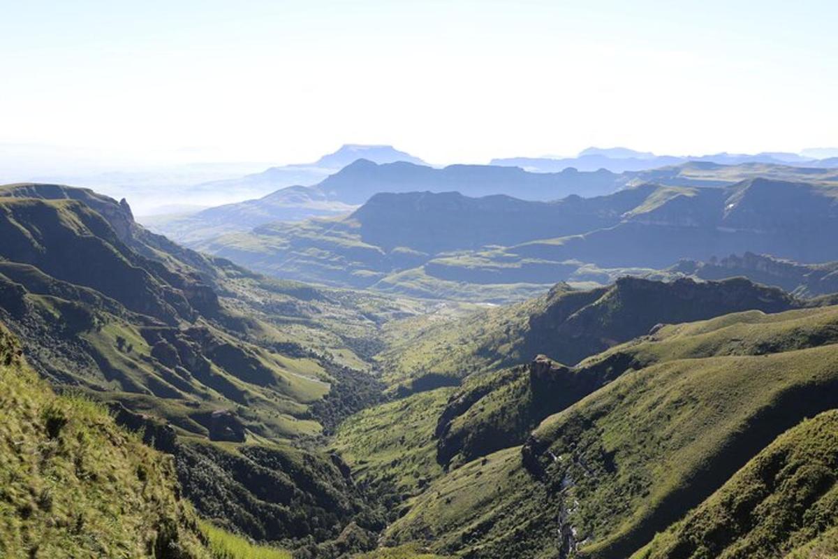 una vista di una valle di montagna con montagne in lontananza