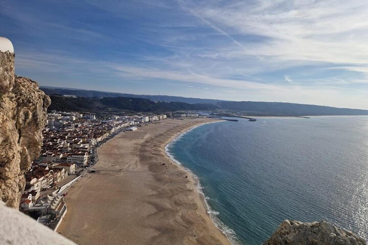 pogled na plažo s hišami in oceanom