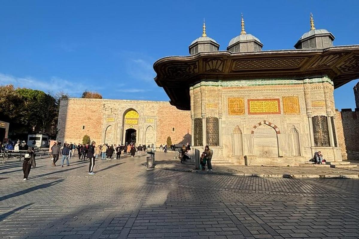 група људи која хода испред зграде
