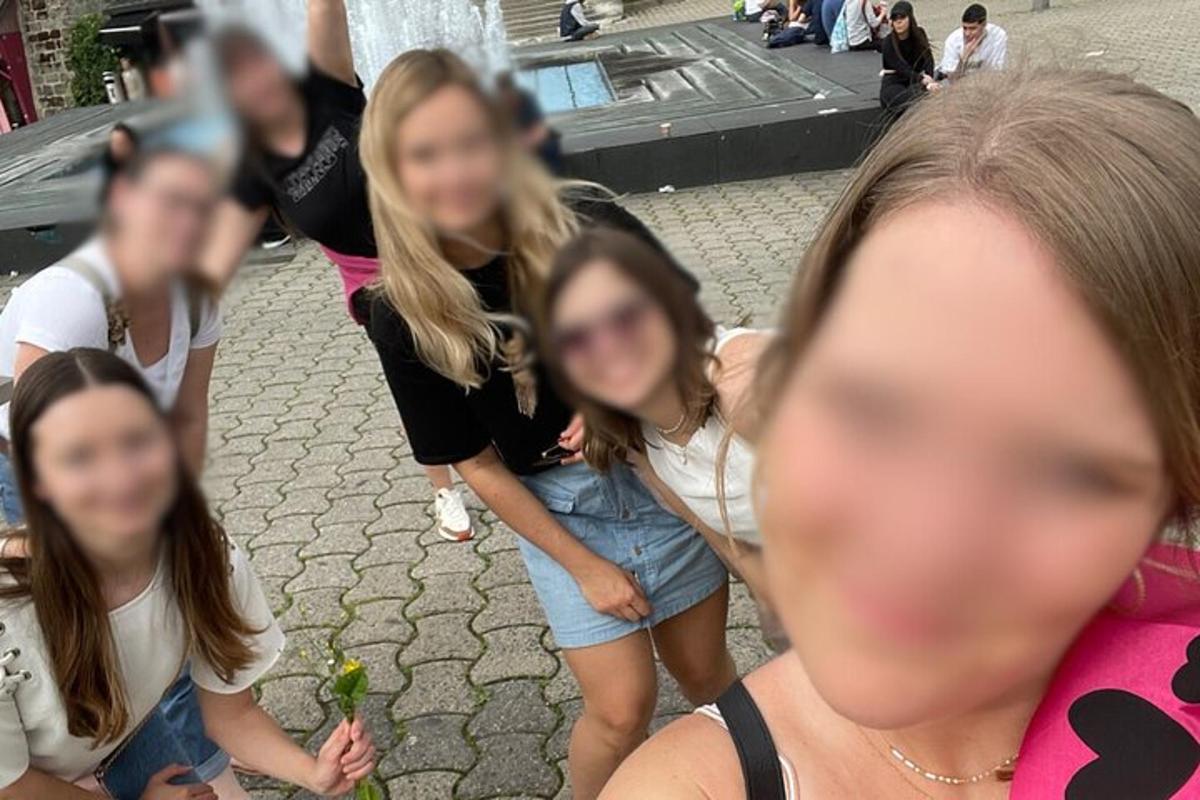 skupina mladých dievčat stojacich na ulici