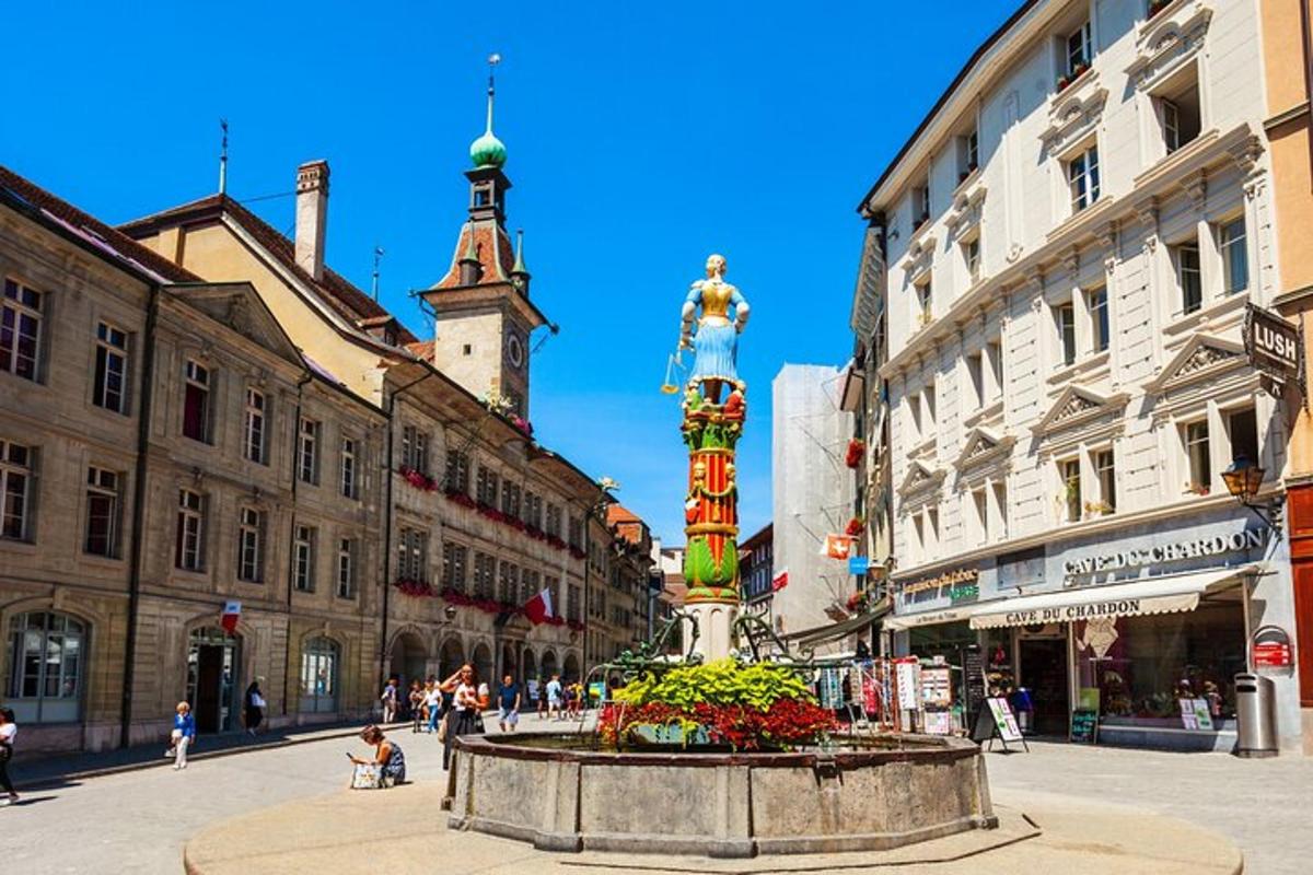 egy szökőkúttal teli utca a város közepén