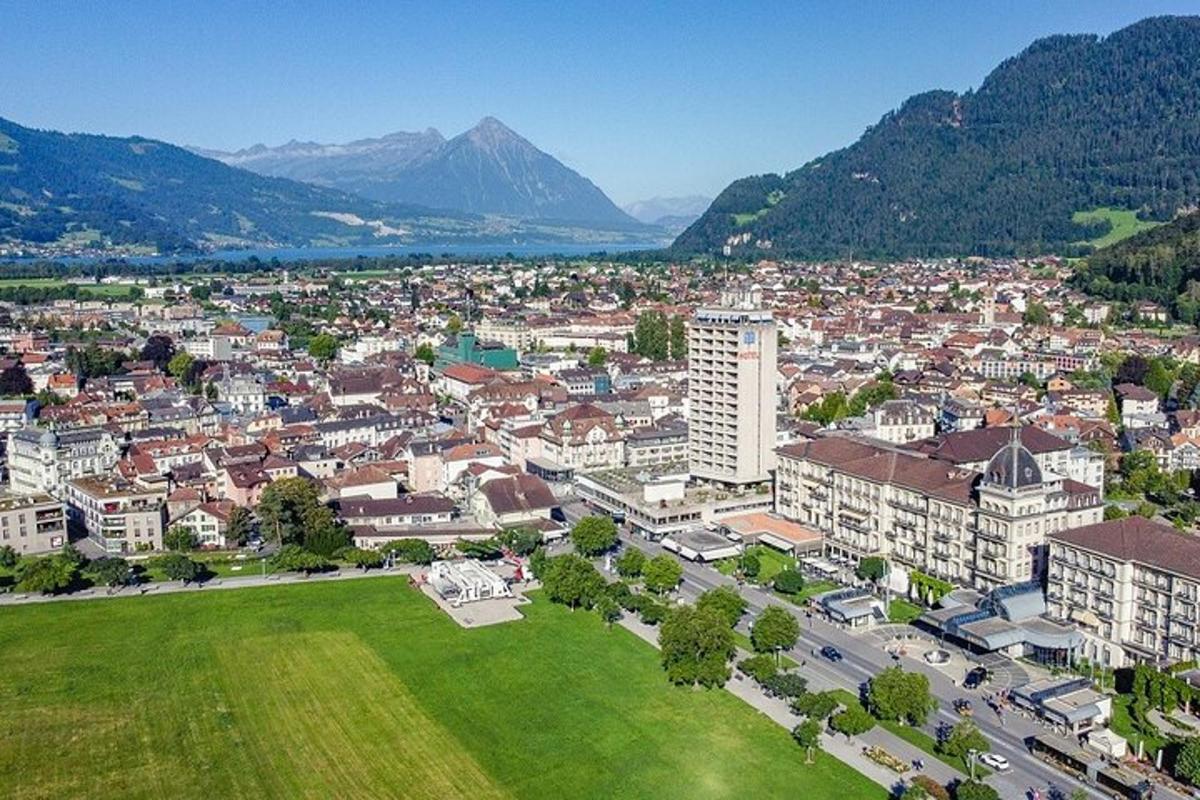 uma vista aérea de uma cidade com edifícios e montanhas