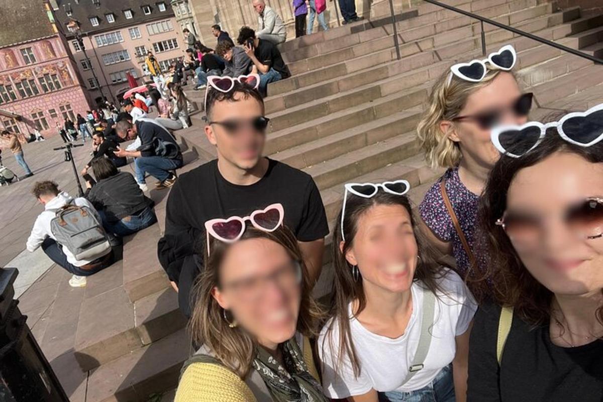 hópur fólks með sólgleraugu á höfðinu
