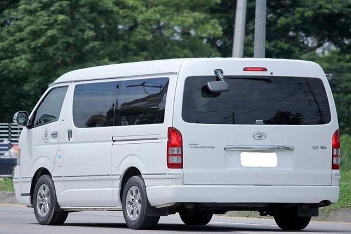 un furgone bianco sta guidando lungo una strada