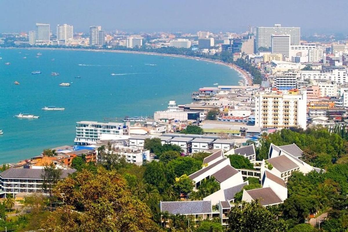 una vista di una città con l'oceano e gli edifici