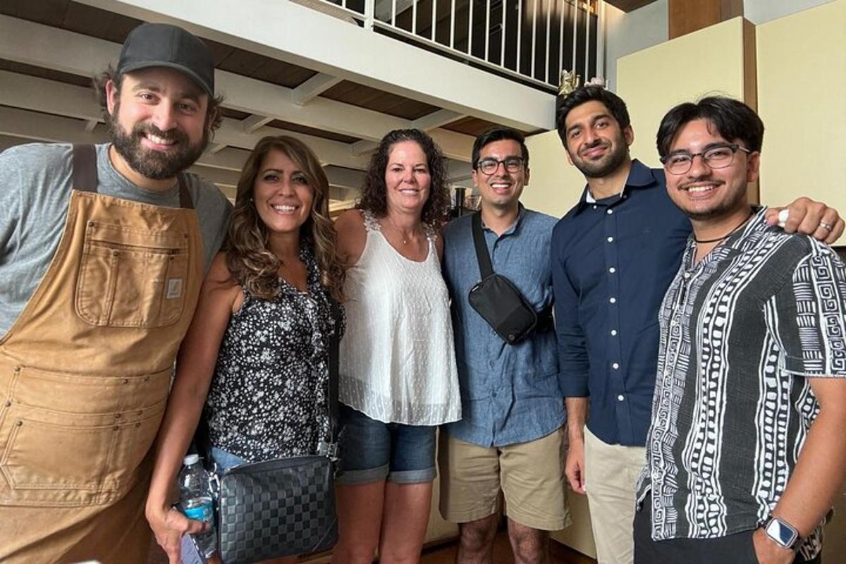 un gruppo di persone che posano per una foto