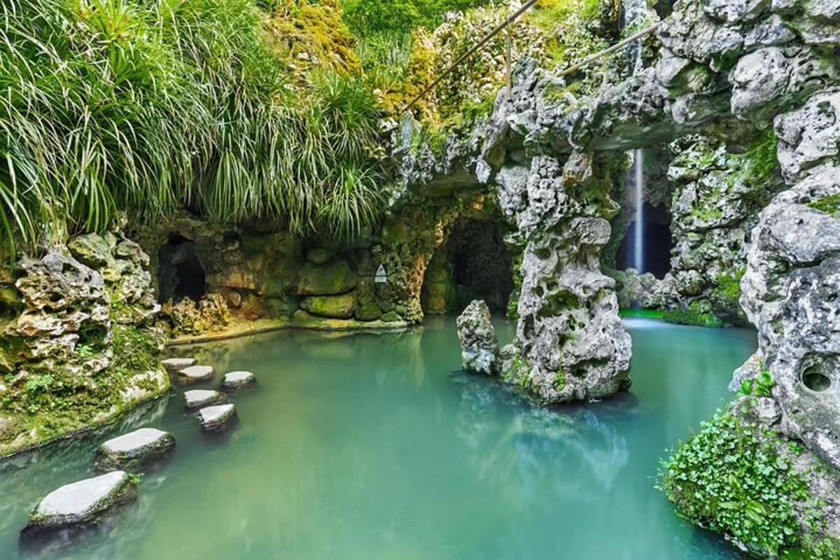 базен плаве воде у каменој пећини