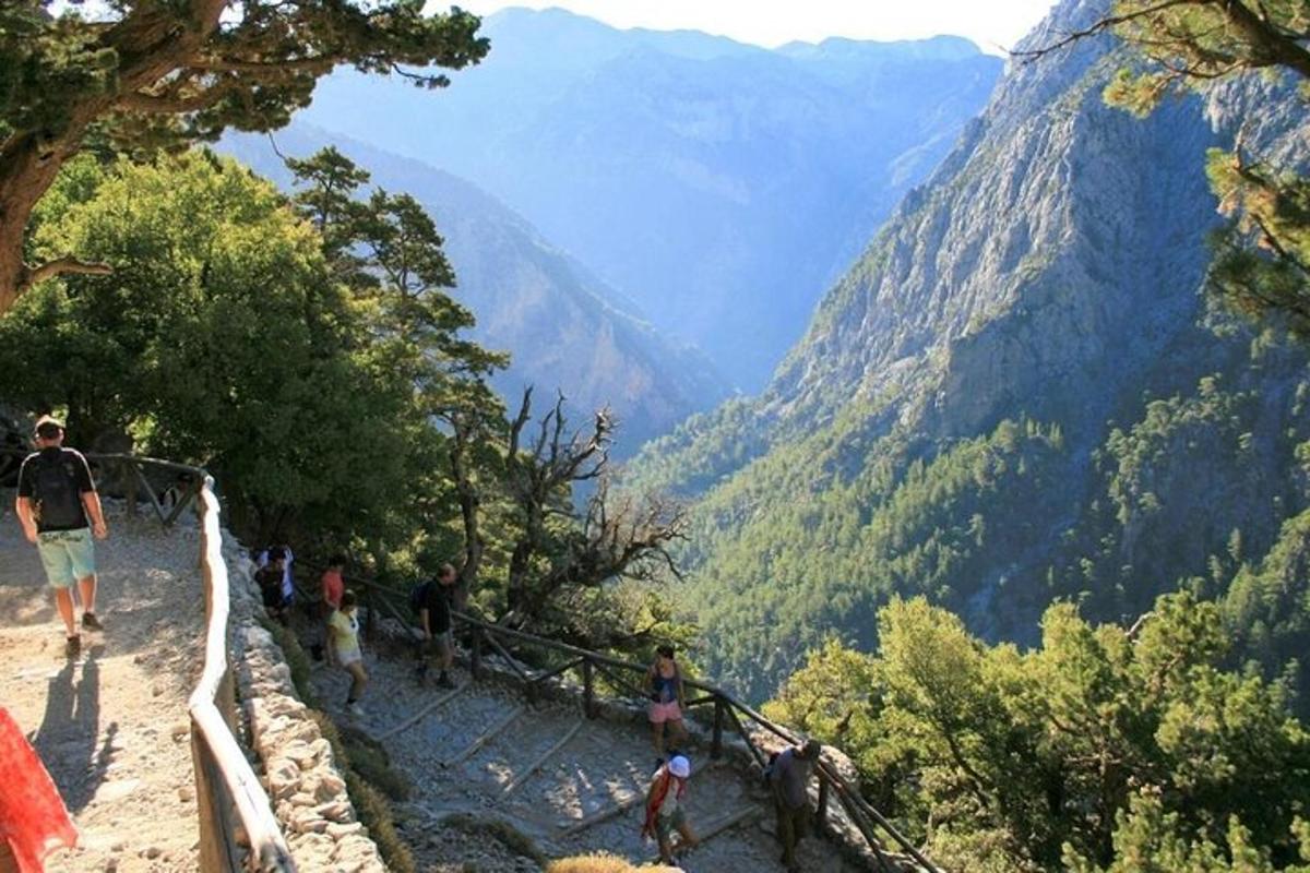un gruppo di persone che camminano su un sentiero di montagna