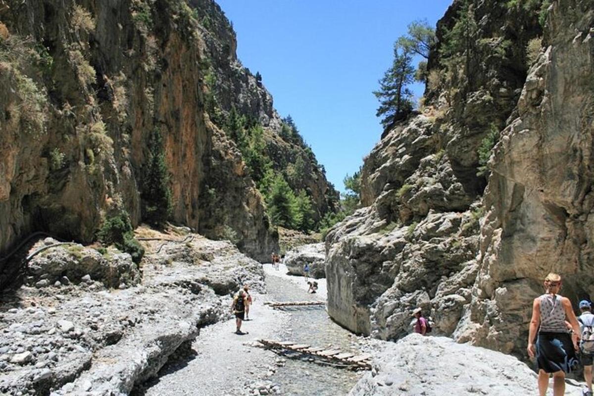 un gruppo di persone che camminano attraverso un canyon di montagna