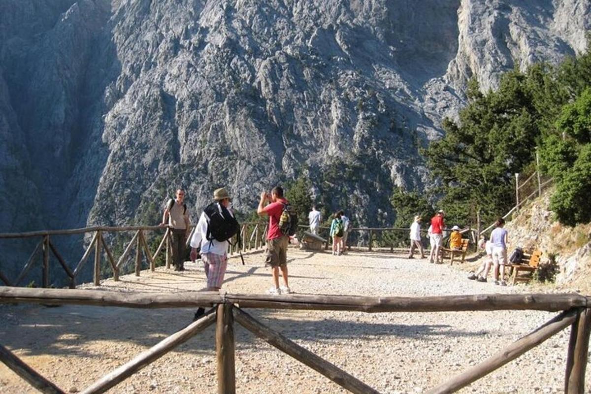 un gruppo di persone in piedi su un ponte vicino a una montagna
