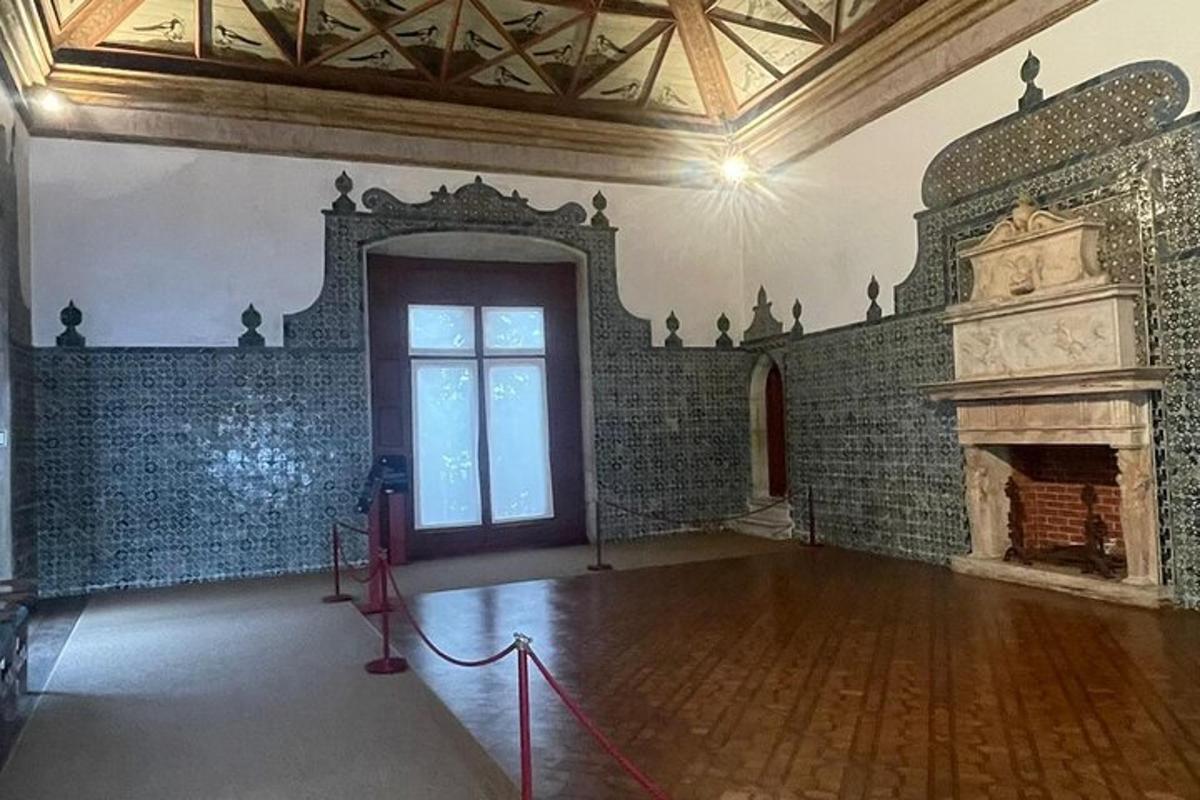 tühi tuba kaminaga ja suur tuba