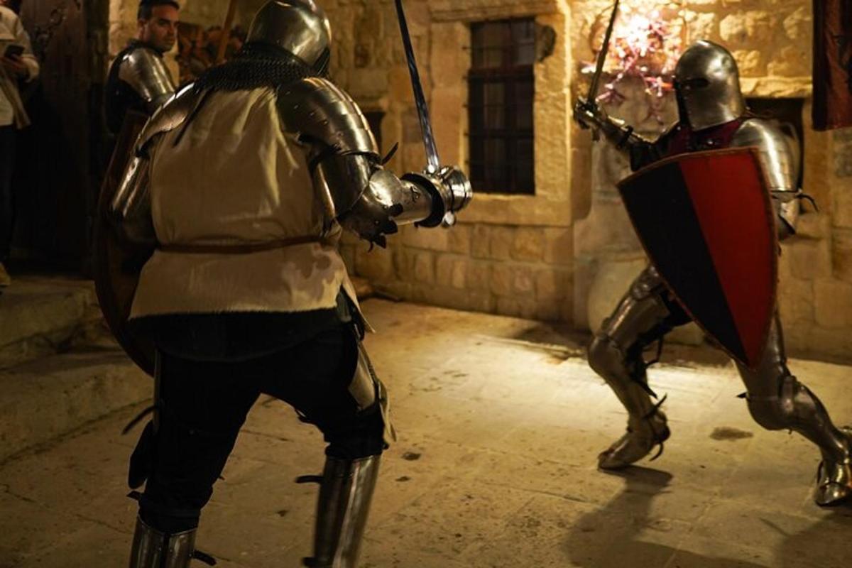 una coppia di cavalieri in armatura in una prigione