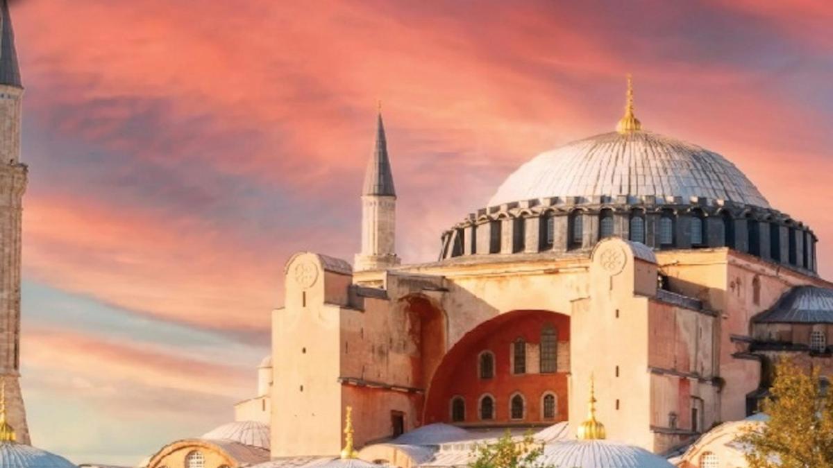 budova s mešitou a minaretem
