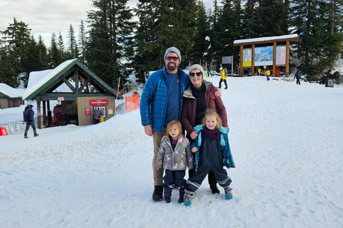 Una familia posando para una foto en la nieve.