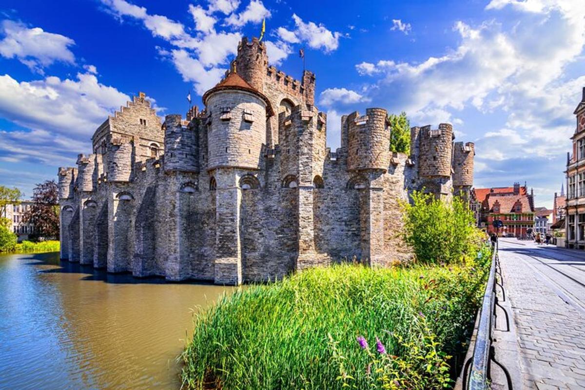 stary zamek położony nad brzegiem rzeki