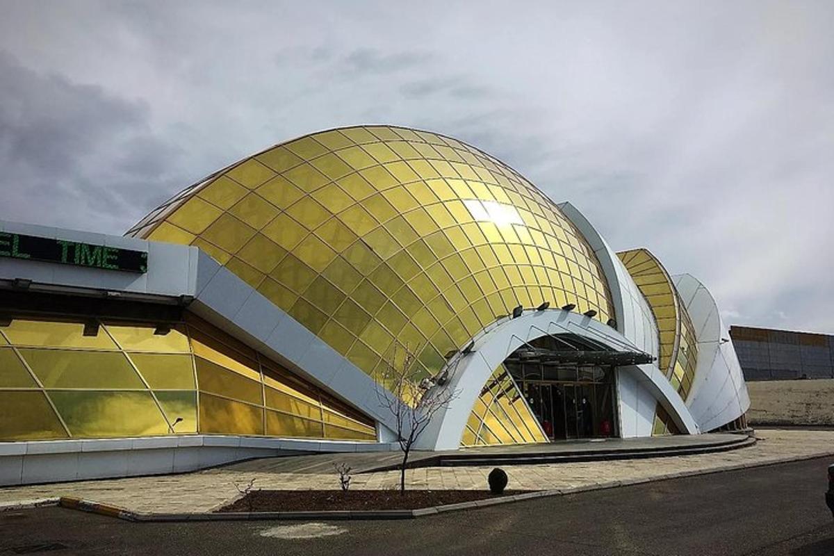 o clădire mare cu o clădire galbenă și albă