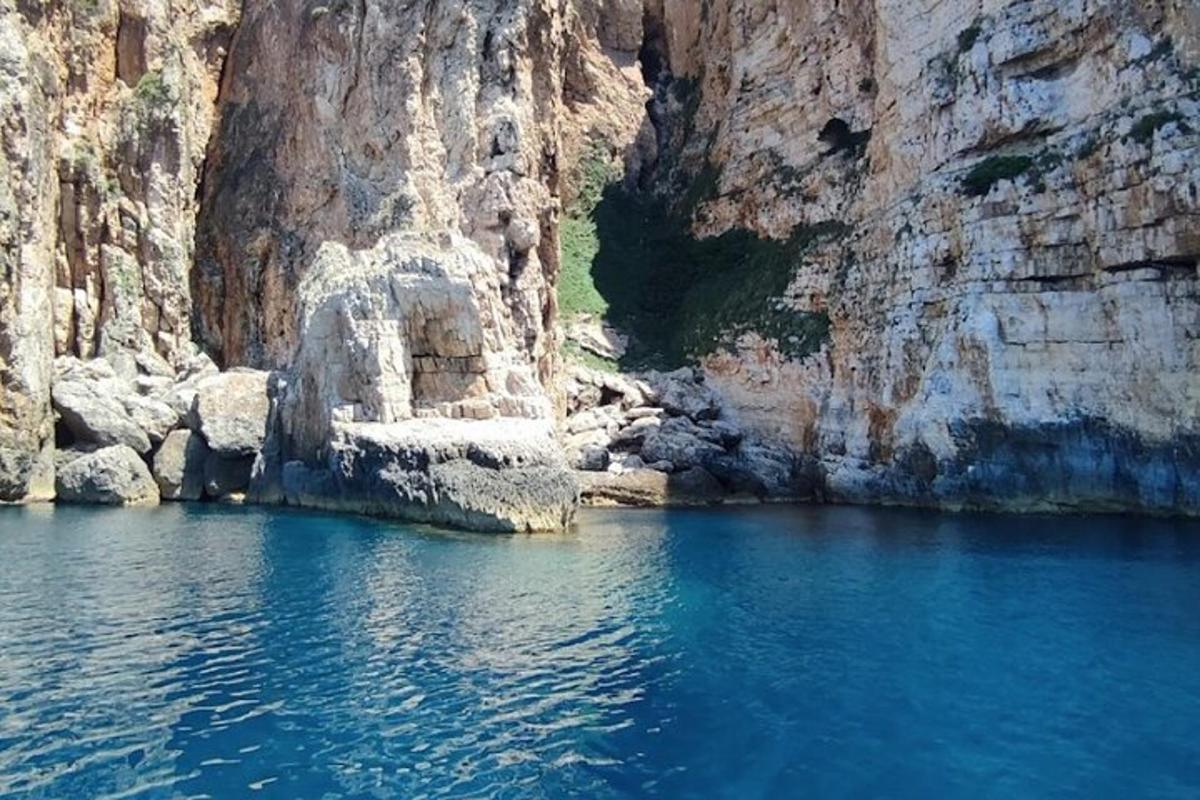 una grande pozza d'acqua in un canyon