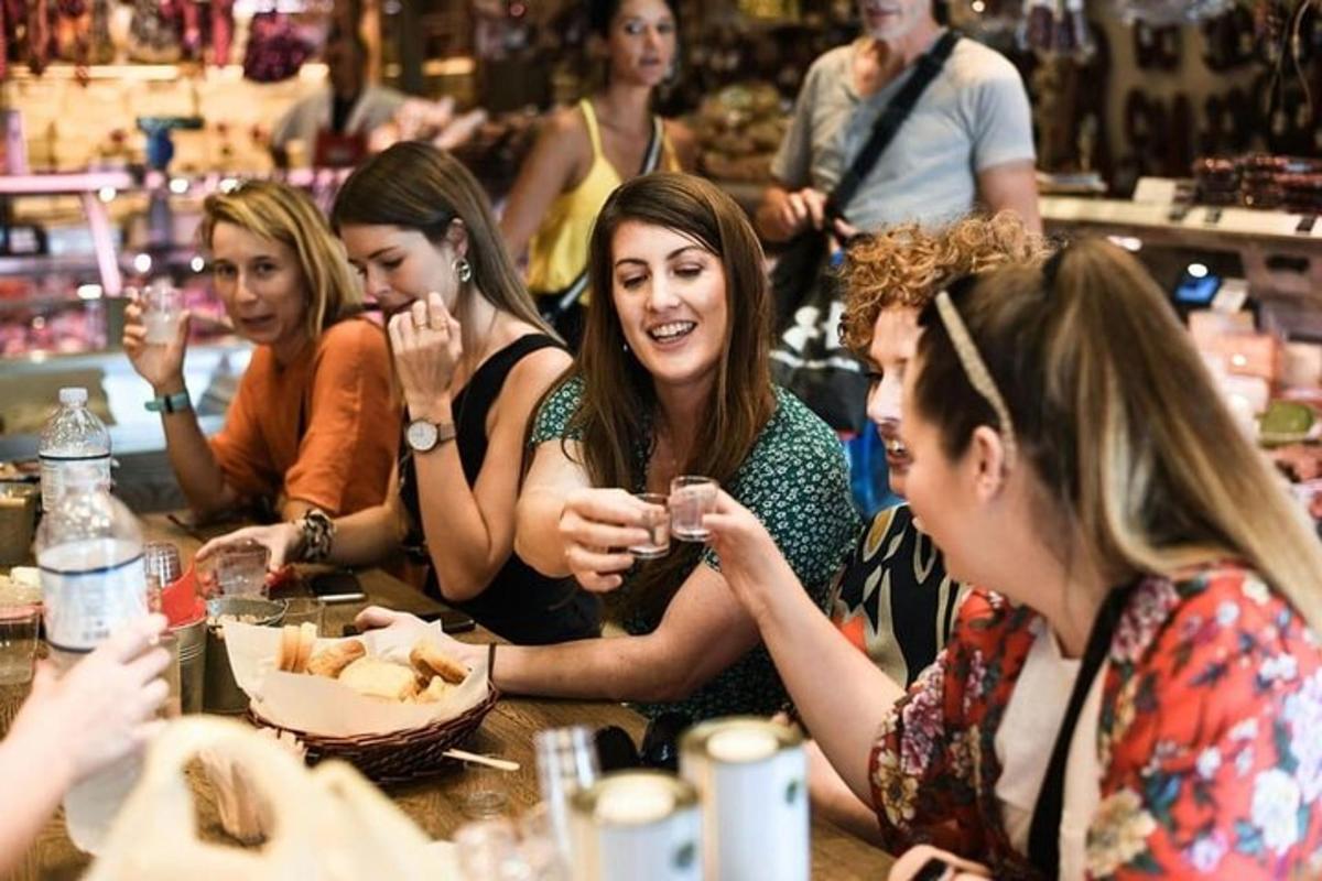 un gruppo di donne sedute attorno a un tavolo che mangiano