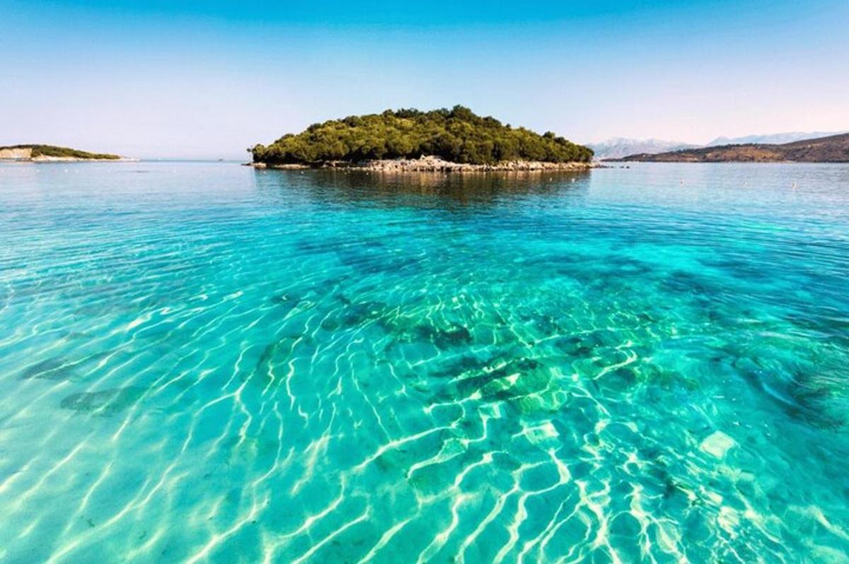 un'isola in mezzo a un grande specchio d'acqua