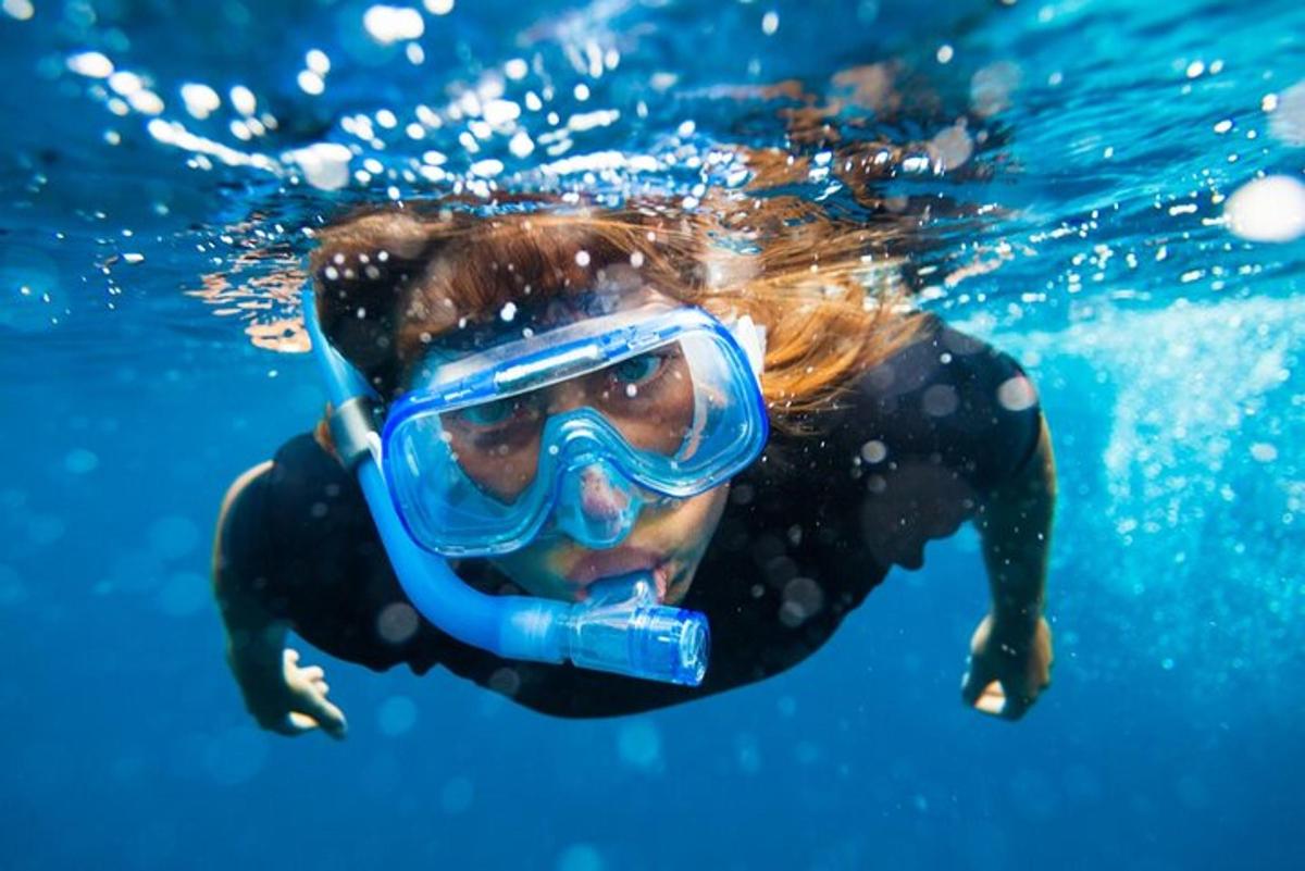 kona í köfunarbúningi með snorkli og vatnsheldu vatni