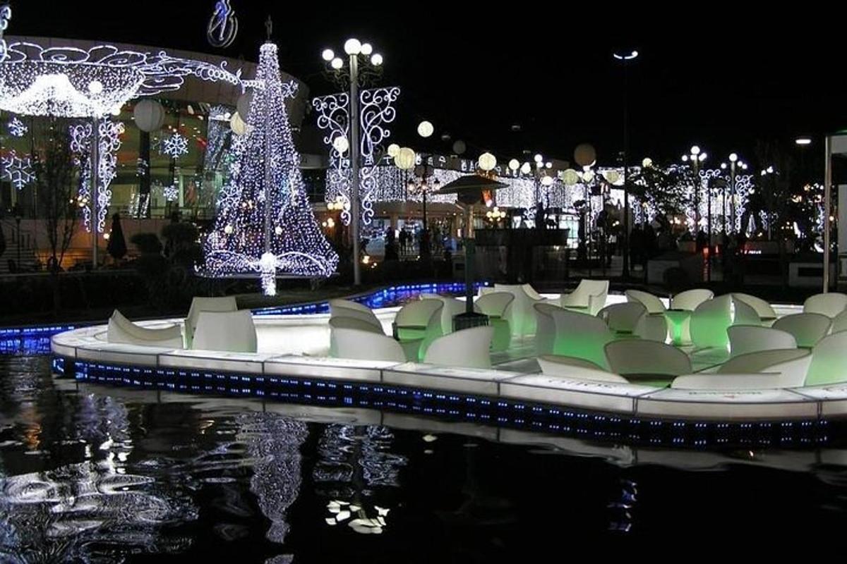sekumpulan lampu krismas dan bot di dalam air
