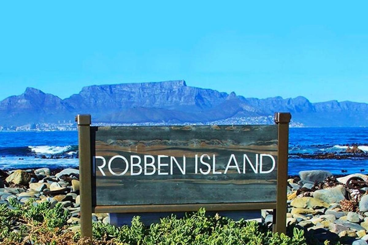 Un cartel que dice "Isla Srolben" sentado en una playa.